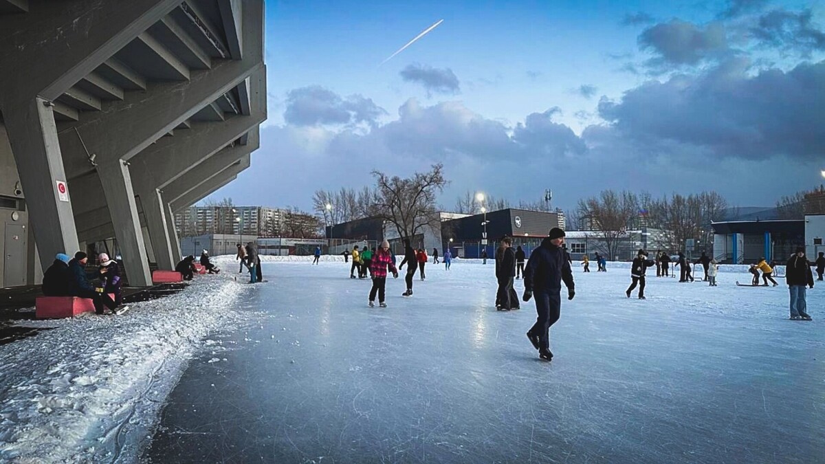    Катание на коньках — одна из любимых зимних забав в России   1MI