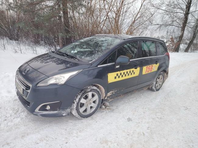 Инспекторы выявили нарушения по части внутреннего и внешнего оформления автомобиля такси