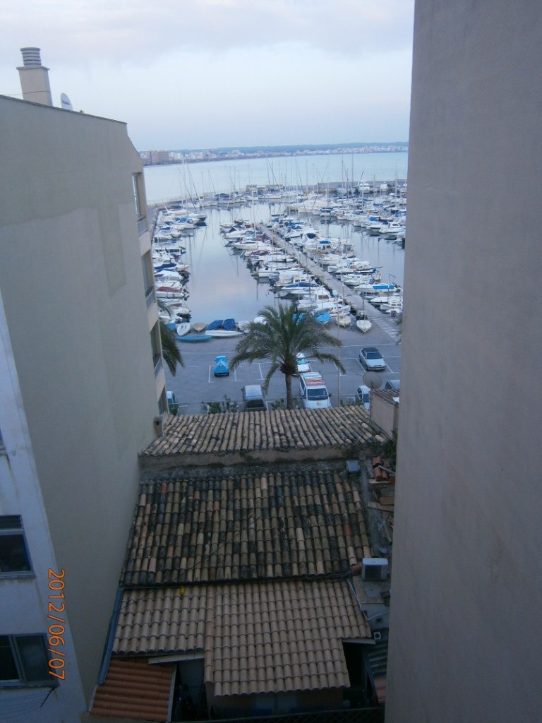Вид из окна нашего скромного отеля на Майорке
