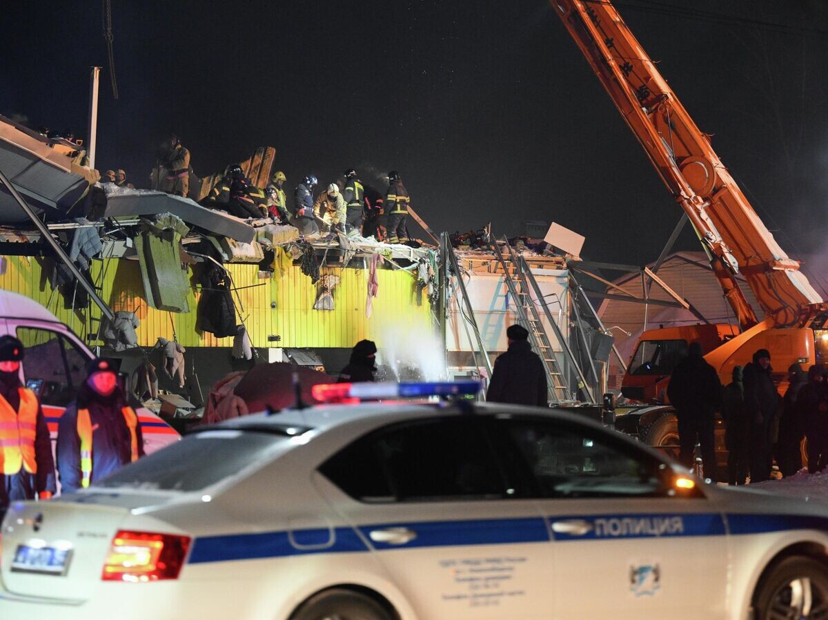    Сотрудники спасательной службы МЧС России на месте обрушения кровли торгового центра в Новосибирске | © РИА Новости / Александр Кряжев