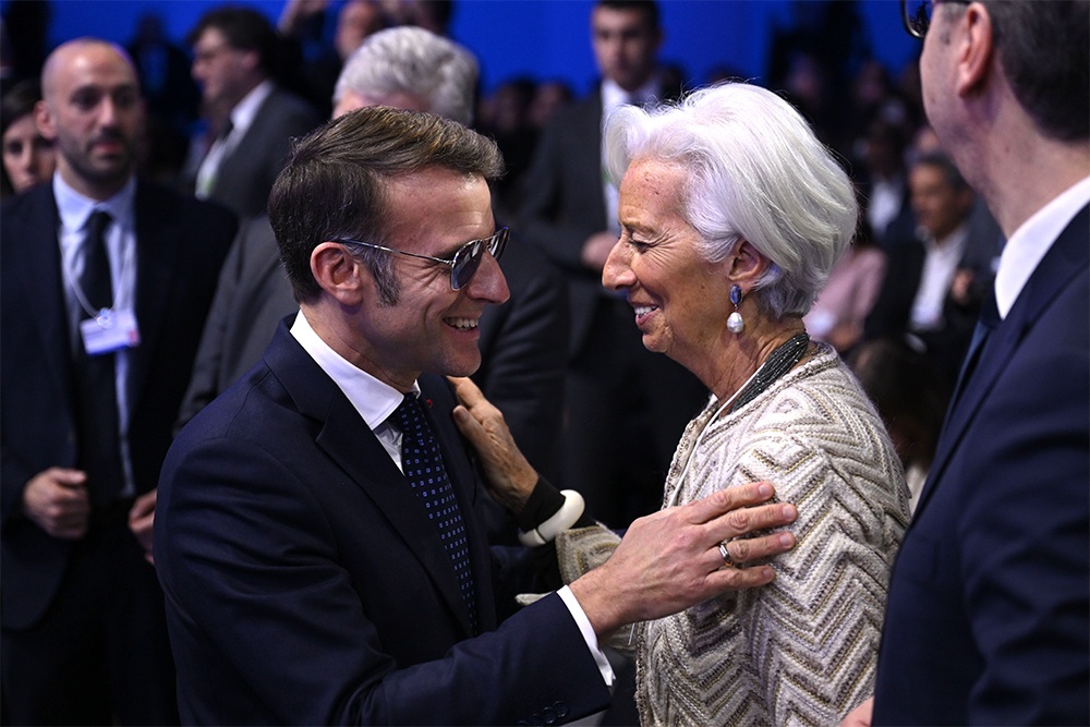    Эмманюэль Макрон с председателем европейского центрального банка Кристин Лагард в Давосе. И куда только смотрит Брижит Макрон? / Фото: Getty Images
