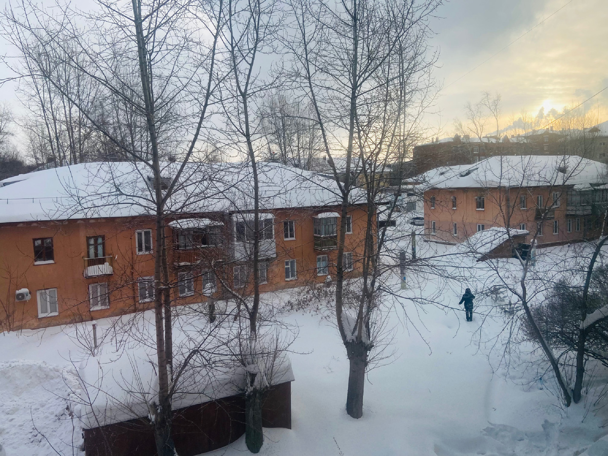 За все время написания записок, первый раз запечатлела людя на тропинке. До сегодняшнего дня во дворе всегда было пустынно.