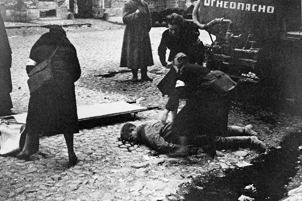    Санитары оказывают первую помощь пострадавшим после первого обстрела города на Социалистической улице. Сентябрь 1941 г./РИА Новости/Всеволод Тарасевич