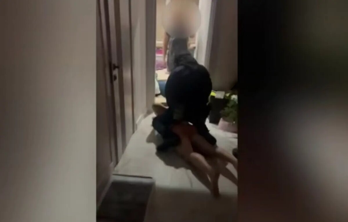    Фото: стоп-кадр видео от пресс-службы ГУ МВД России по Петербургу и Ленобласти