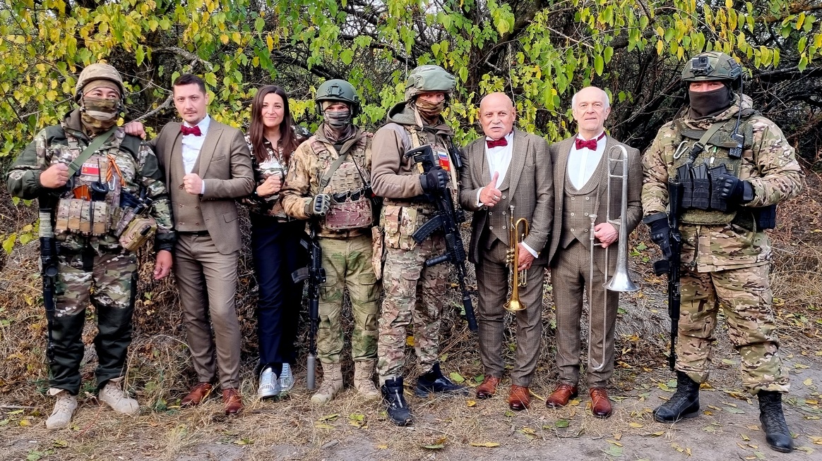 На фото артисты ВИА "Лейся, песня" - Владимир Калмыков, Анатолий Мешаев, Екатерина Ефименко, Николай Волегов. Фотография из личного архива артистов ВИА "Лейся, песня".