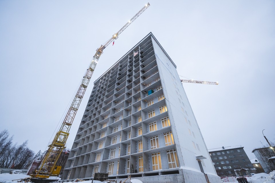    Всего в Мурманской области сейчас строится 20 жилых домов - около 4 тысяч квартир, большая часть которых предназначена для продажи населению. Фото: Игорь Громов / Правительство Мурманской области