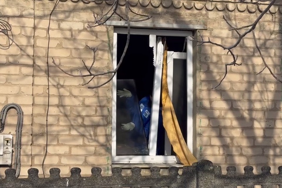    Волонтеры ликвидируют последствия ночного обстрела ВСУ в Дебальцево. Фото: Министерство молодежной политики ДНР