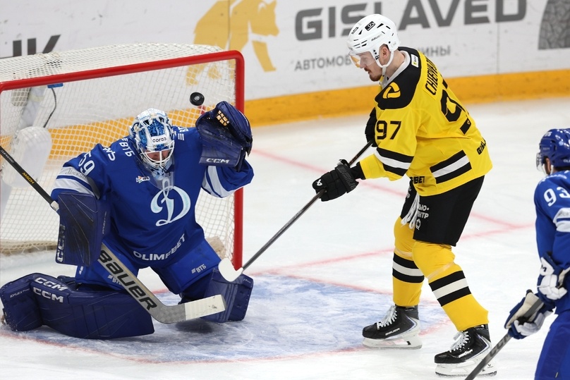     Игрок "Северстали" Николай Чебыкин забивает московскому "Динамо" / фото: соцсети "Северстали"