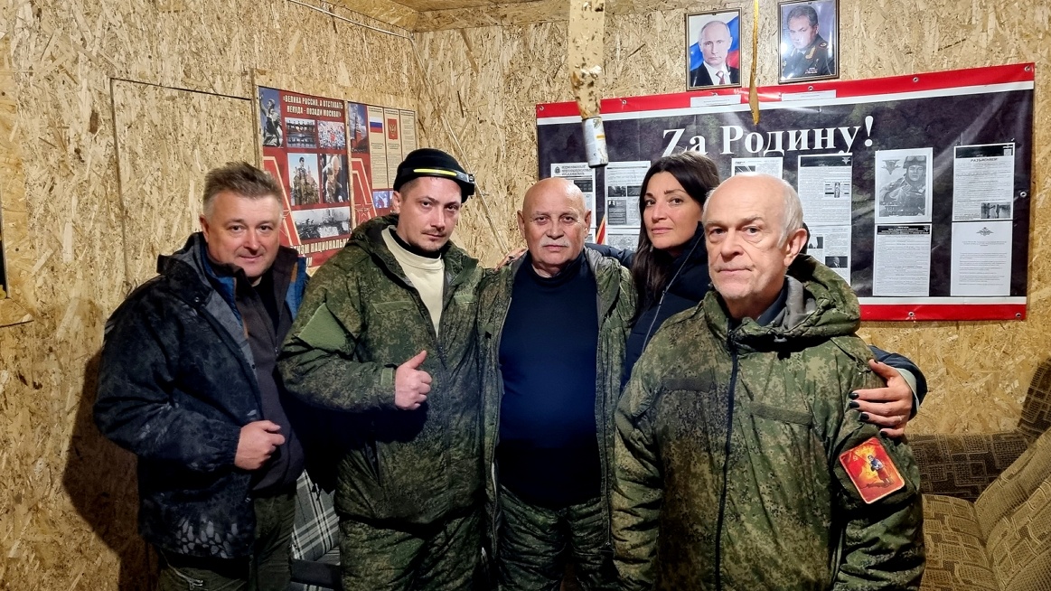 На фото артисты ВИА "Лейся, песня" - Владимир Калмыков, Анатолий Мешаев, Екатерина Ефименко, Николай Волегов. Фотографии из личного архива артистов ВИА "Лейся, песня".