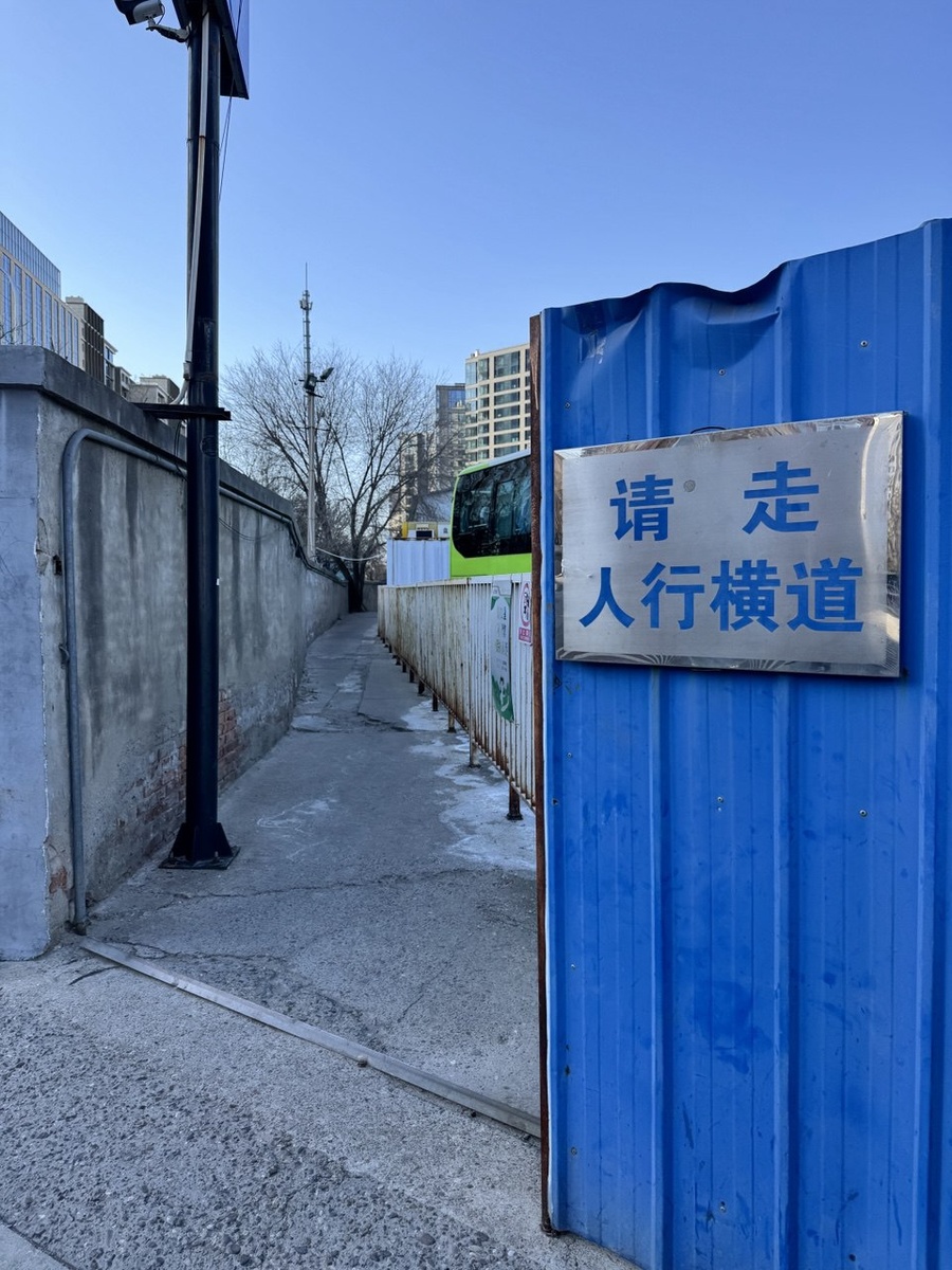 Проход к автобусам был прям вот в этот проулок, между двумя стенами, в конце будет выход к остановкам