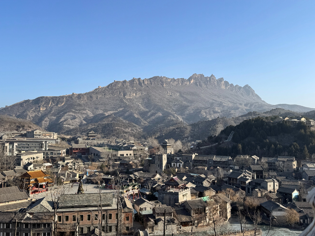 Городок Губей на фоне Великой Китайской стены