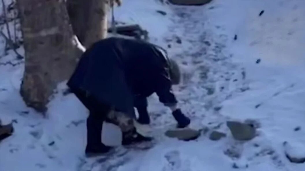    Так пожилой женщине приходится преодолевать пусть за продуктами. Скриншот @amur_mash