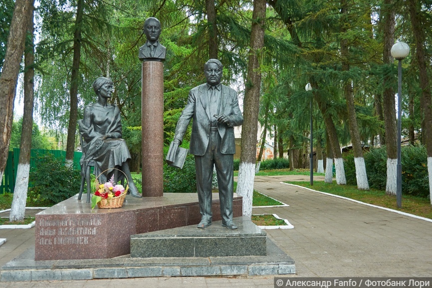  Памятник Анне Ахматовой, Николаю и Льву Гумилевым 