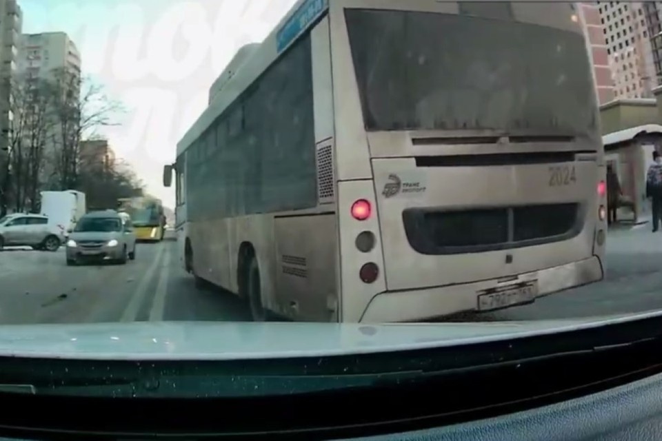    В Ростове водителя автобуса нашли по видео в соцсетях и оштрафовали на 1000 рублей. Фото: Госавтоинспекция РО.