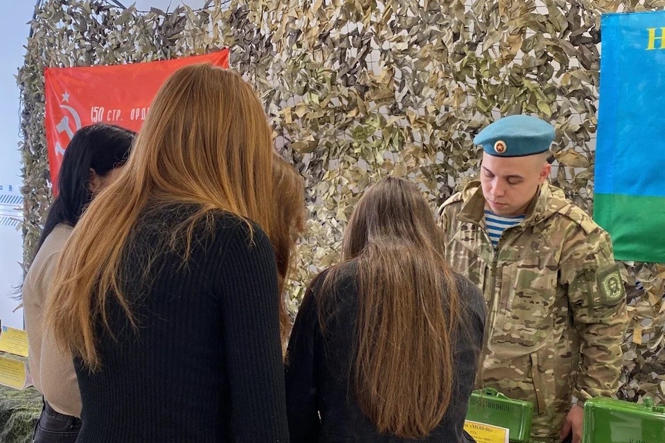    Военнослужащие познакомили ребят с особенностями профессии сапера Фото: ЕР