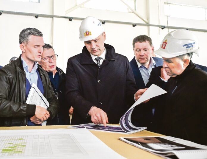 Денис Паслер во время визита на строительную площадку Центра бокса в Краснотурьинске дал поручение завершить работы в кратчайшие сроки. Фото: Павел Ворожцов, «Областная газета»