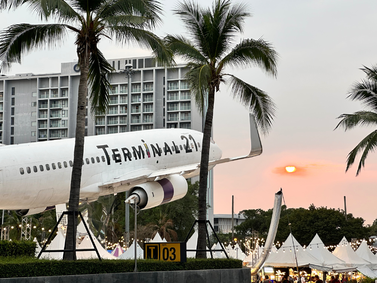 Веселые улицы в Паттайе. Закат солнца.