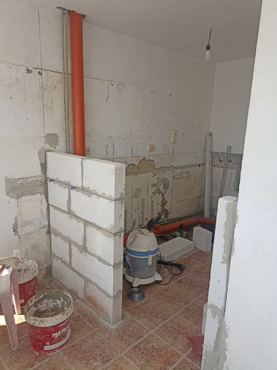 Комуникации от санузла второго этажа были проложены в прошлом году.