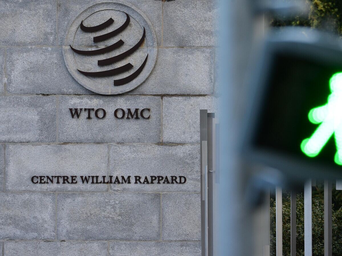   Эмблема Всемирной торговой организации (ВТО) возле здания штаб-квартиры организации в Женеве | © РИА Новости / Алексей Витвицкий