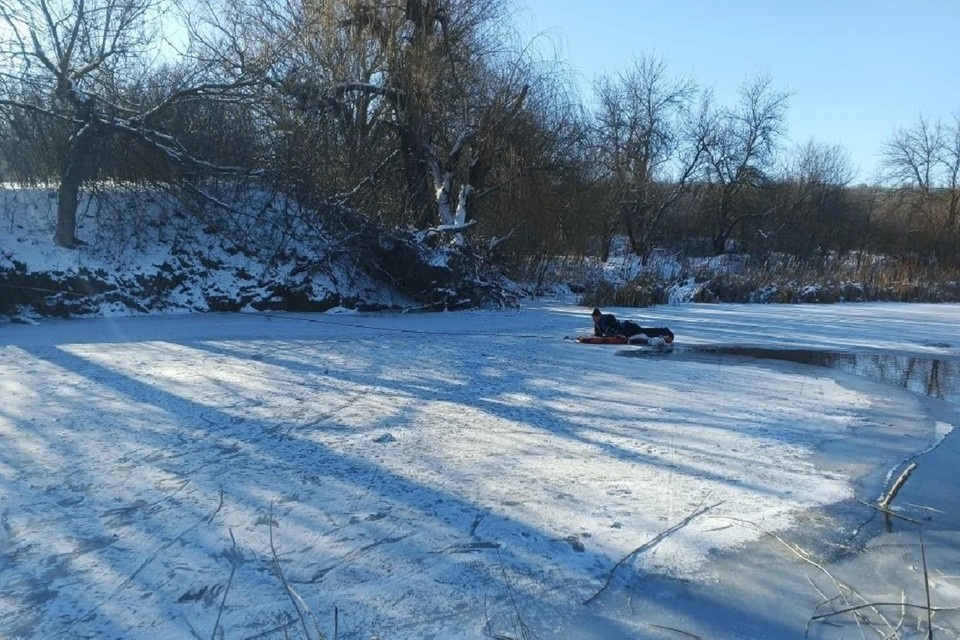    Чтобы подобраться к птице, использовали специальный надувной плот. Фото: Ростовская областная поисково-спасательная служба.