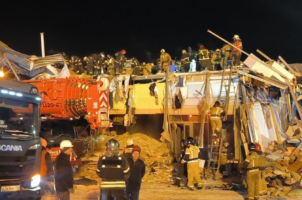    Две женщины пострадали и один мужчина погиб из-за обрушения ТЦ. Никита МАНЬКО