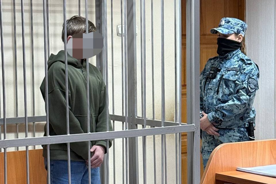   После побега и повторного задержания суд ужесточил меру пресечения школьнику, зарезавшему женщину в Свердловской области. Фото: Суды Свердловской области