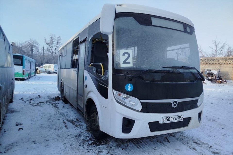    Минтранс ДНР помогает заменить поврежденный обстрелами ВСУ автобусы в Дебальцево. Фото: ТГ/Бондаренко