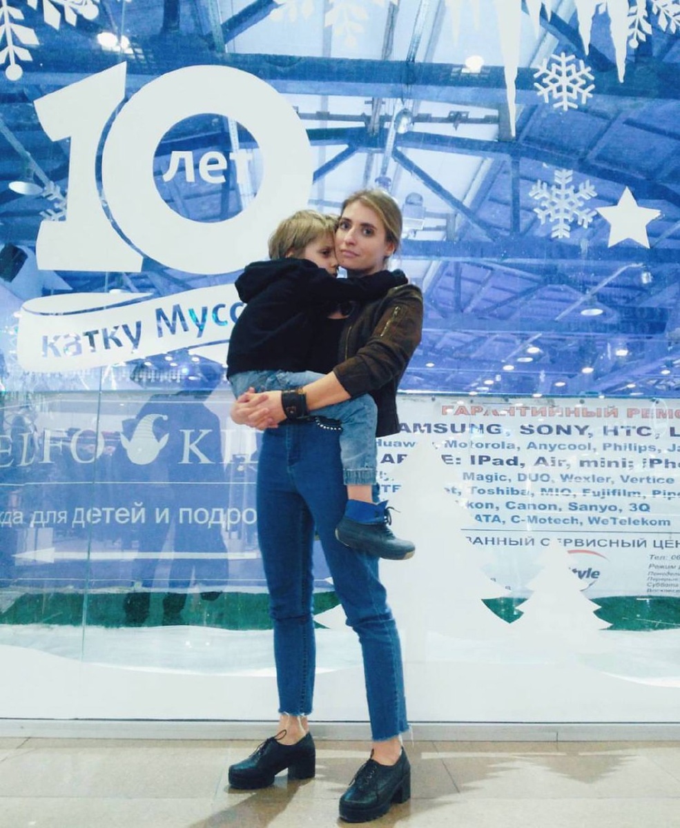 Так, а это фото для заголовка статьи будет, потому что оно без водяного знака и милое. Но здесь уже декабрь 2017, то есть, через 1 год и 9 месяцев после дня, который я описываю. Мне 28, сыну - 6,2. Мы в ТРЦ Муссон нашем любимом, где каток.