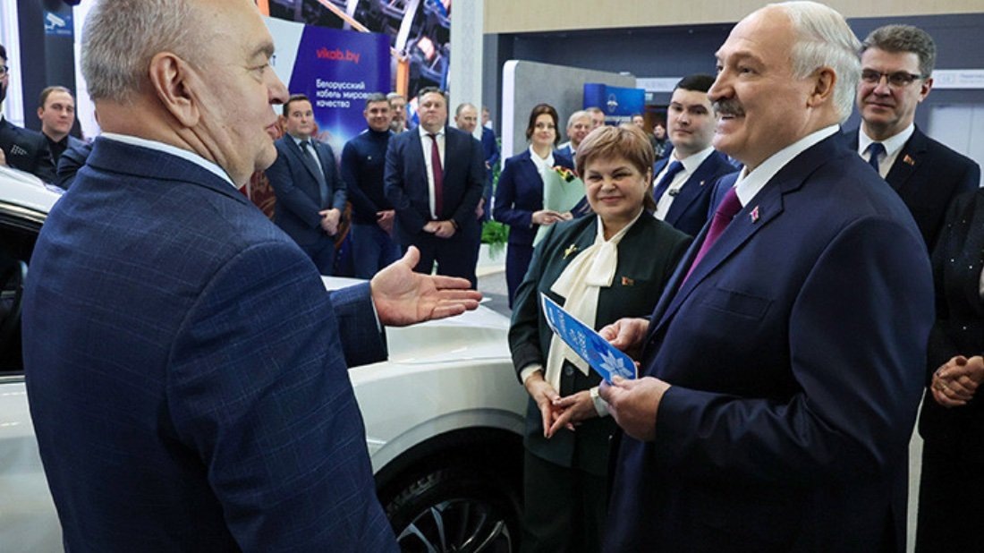     Лукашенко получает сертификать на Belgee X50. Фото Belta.by