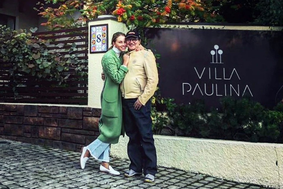    Экс-супруги Дибровы у того-самого дома Личная страница героя публикации в соцсети