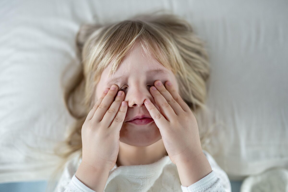     Почему мы трем уставшие глаза?