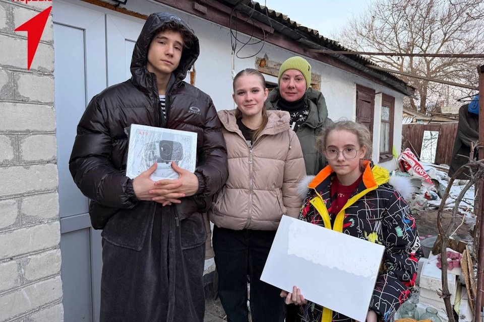    Активисты Первых доставили юным мечтателям Херсонщины подарки от шеф-региона Фото: Движение Первых Херсонской области