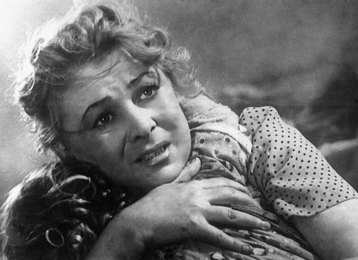 Фото: Валентина Серова в роли Марии Николаевны Батуриной в фильме "Бессмертный гарнизон" (1956)