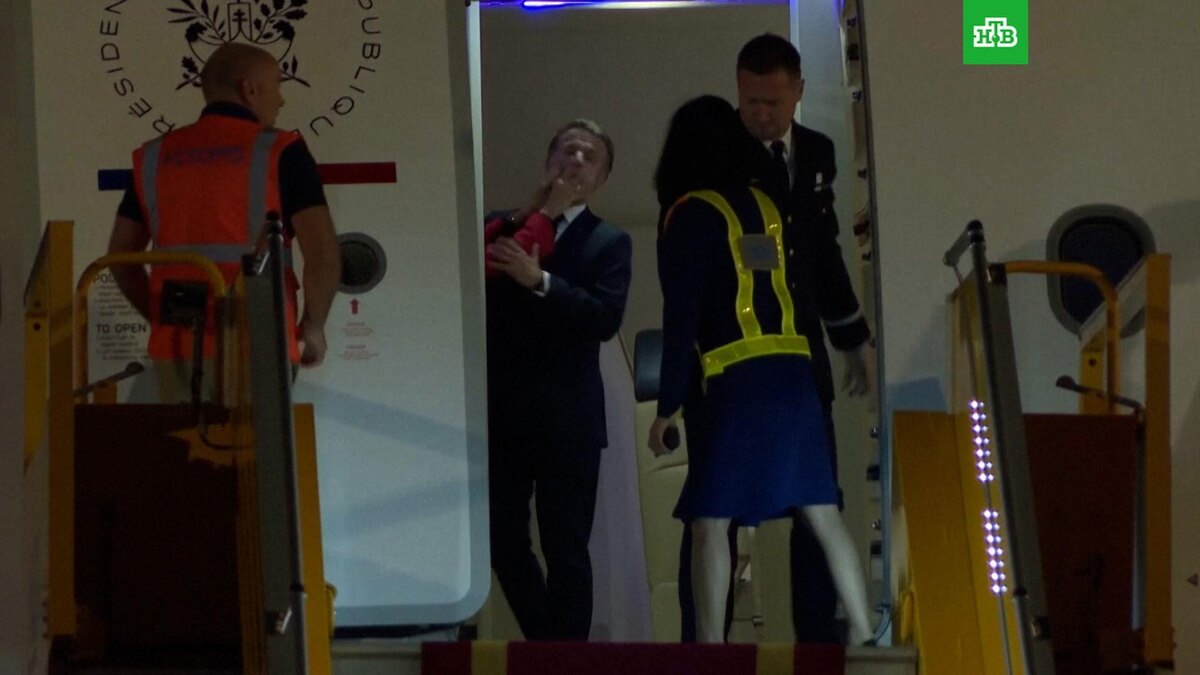    Макрон получил пощечину от жены в начале визита во Вьетнам