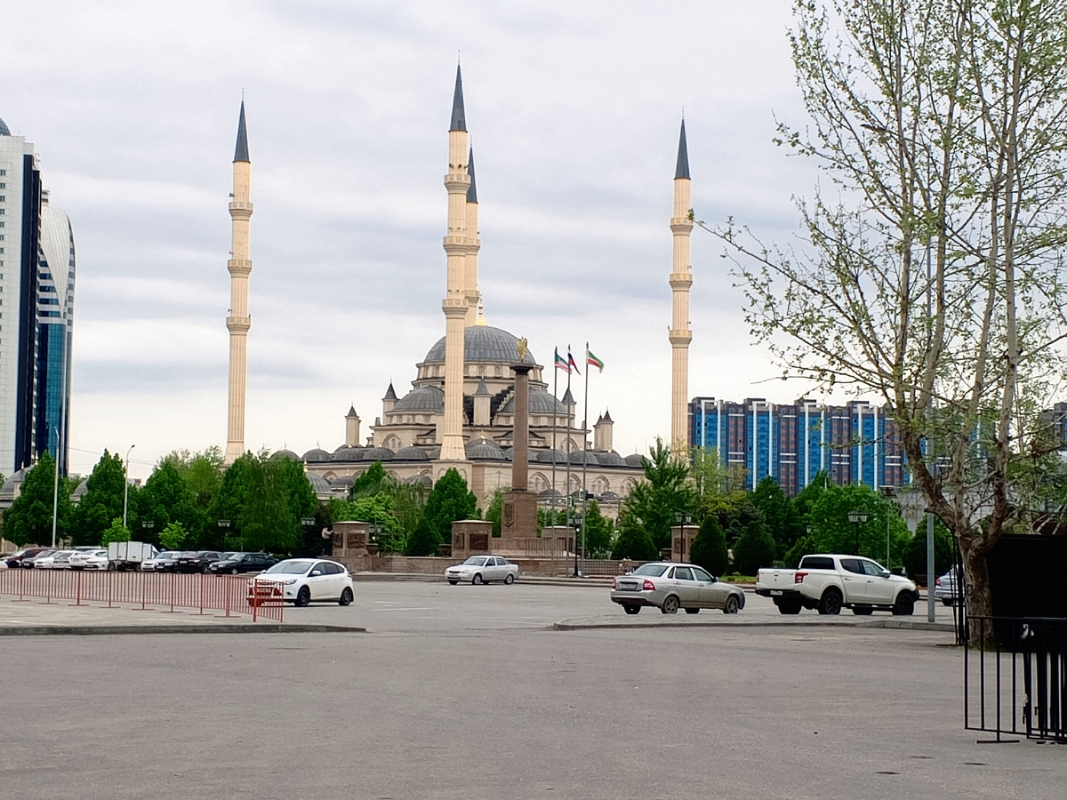 Вид на мечеть "Сердце Чечни" с парковки. Фото авторов