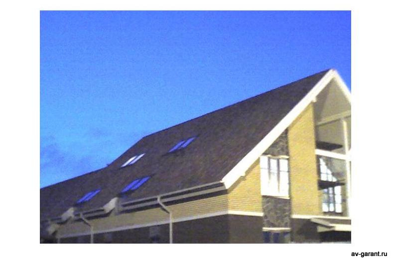 Фото: на крыше зимой образуется много сосулек, даже в холодную погоду