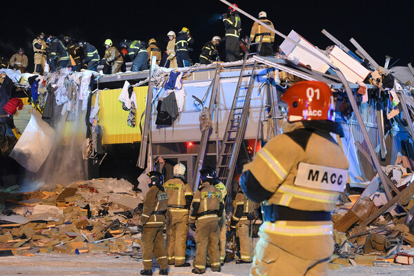    Сотрудники спасательной службы МЧС РФ на месте обрушения кровли торгового центра в Новосибирске, 21 января 2026 года / Александр Кряжев/РИА Новости