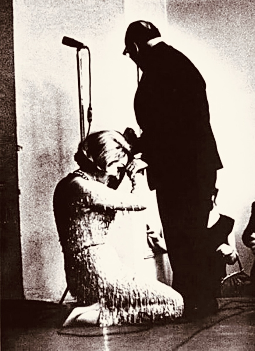 Марлен Дитрих на коленях перед Константином Паустовским