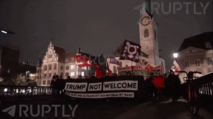   "Трампу не рады!": пока американский президент выступает в Давосе, в Цюрихе тысячи демонстрантов протестуют против его визита на ВЭФ и жгут флаги США. Видео: Ruptly