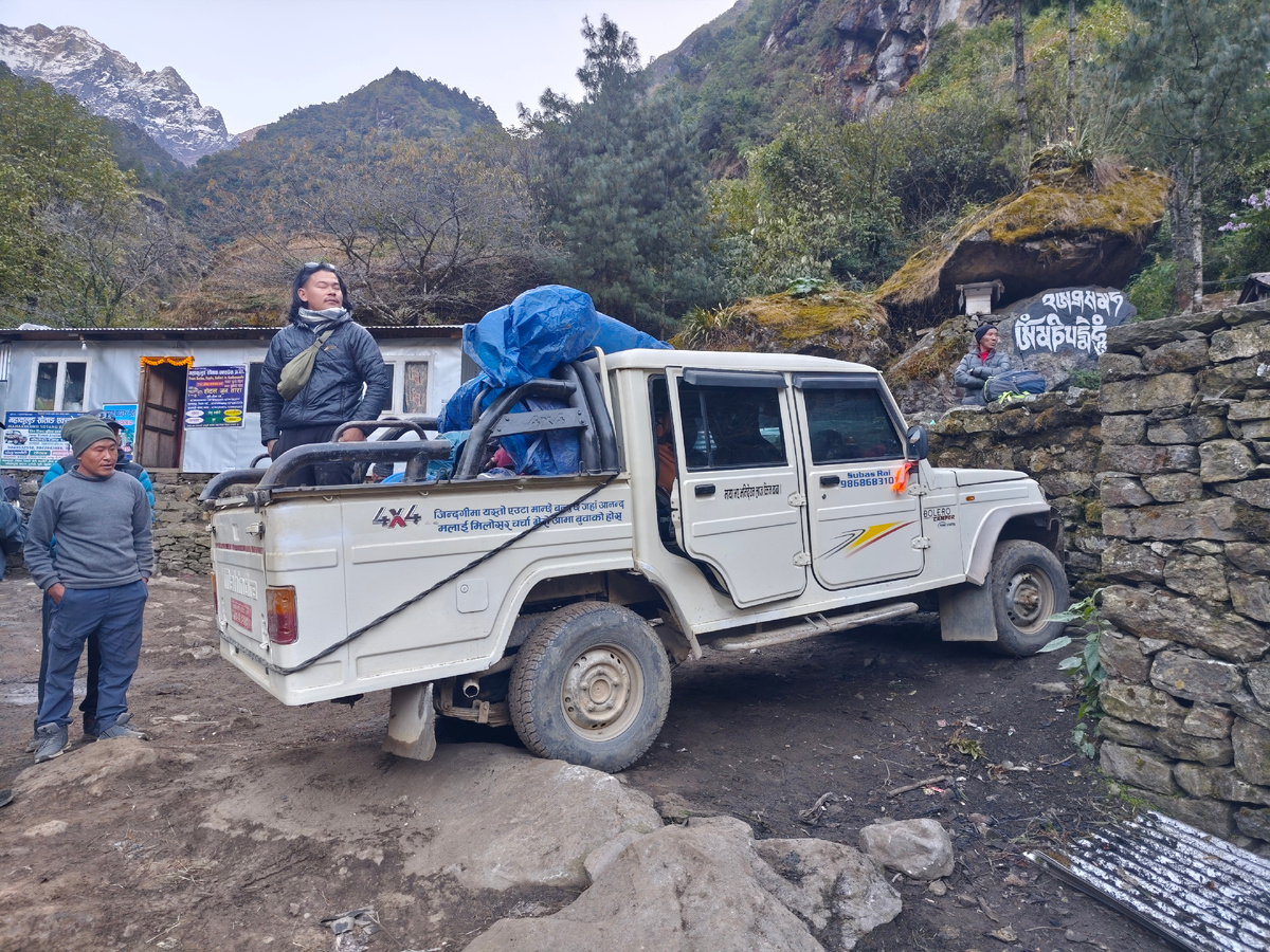 НАш водитель в кузове джипа