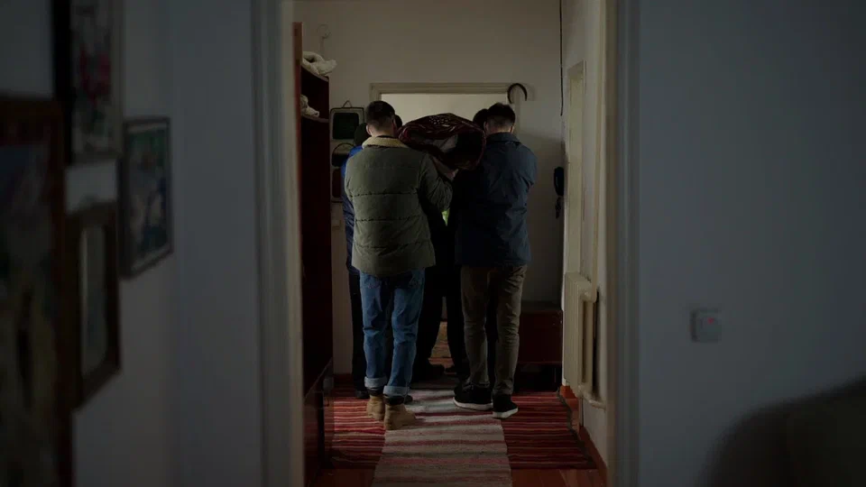 Кадр из фильма "Папа умер в субботу"