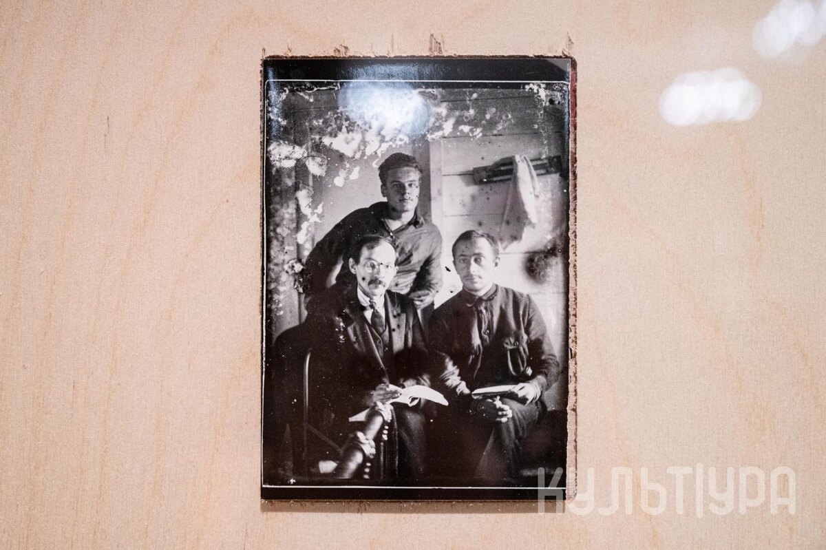 Леонид Мартынов (стоит) с участниками "Червонной тройки". https://kultura55.ru/gallery/vystavka-chelovek-kotoryy-pridumal-omsk-leonid-martynov-v-muzee-vrubelya#lg=1&slide=6