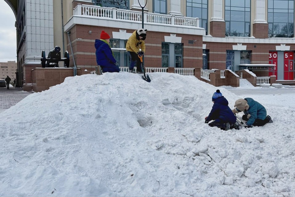    Дети веселятся на большом сугробе. Фото: t.me/komkras