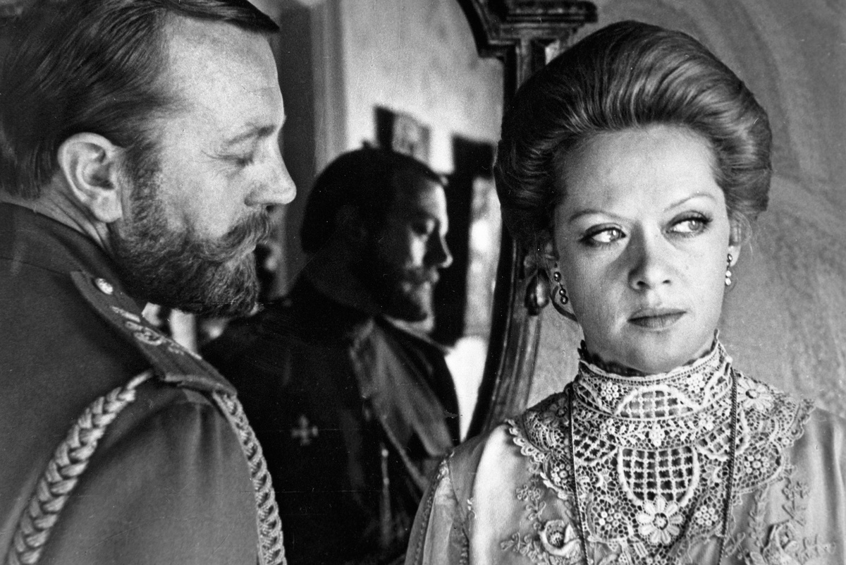    Народная артистка СССР Алиса Бруновна Фрейндлих и Народный артист РСФСР Анатолий Владимирович Ромашин в сцене из фильма "Агония". 1981 год./РИА Новости