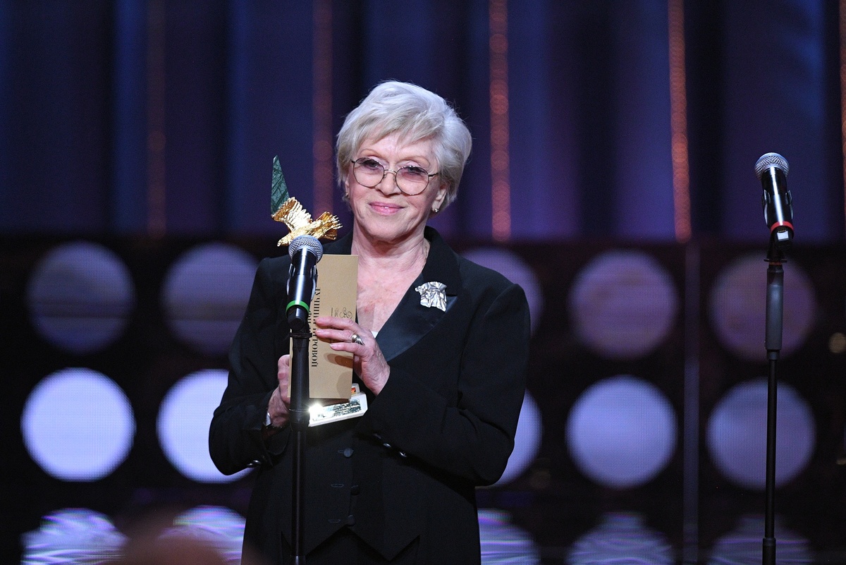    Алиса Фрейндлих, получившая приз за вклад в российский кинематограф, на церемонии вручения национальной премии в области кинематографии и телевидения за 2019 год "Золотой Орел" в павильоне киноконцерна "Мосфильм" в Москве./Евгений Биятов/ РИА Новости