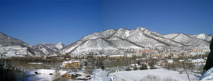 Город Дальнегорск в окружении сопок.