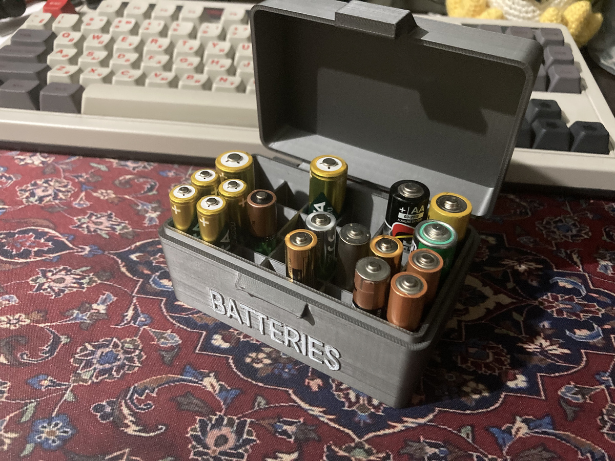 Кейс для батареек купленный на маркетплейсе. Напечатан на 3D принтере.