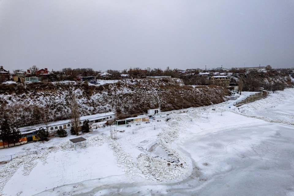    Власти призывают жителей не выходить на лед Таганрогского залива. Фото: Эдуард Ивашин