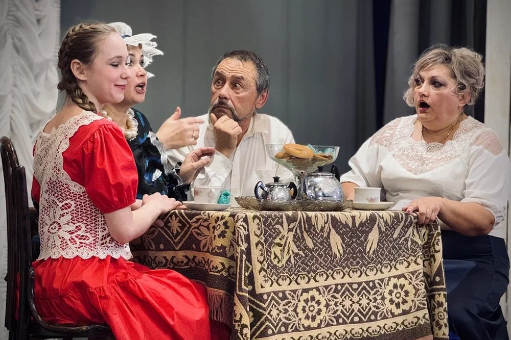    "Смешные люди" - первый спектакль чистопольской труппы - собирает аншлаги / Олег Платонов/РГ