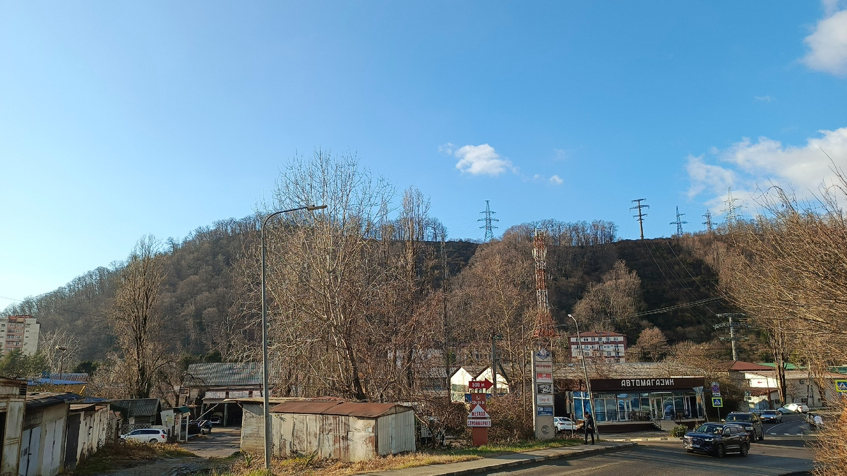 Сзади возвышенность - гора Успенка